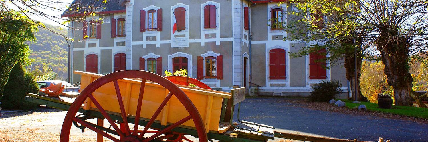 mairie de Cier-de-Rivière et chariot fleuri