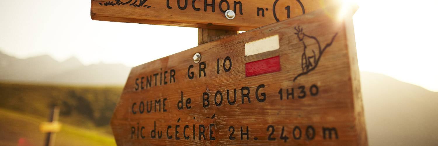 Panneaux balisage en bois à Superbagnères avec un izard gravé et le GR 10